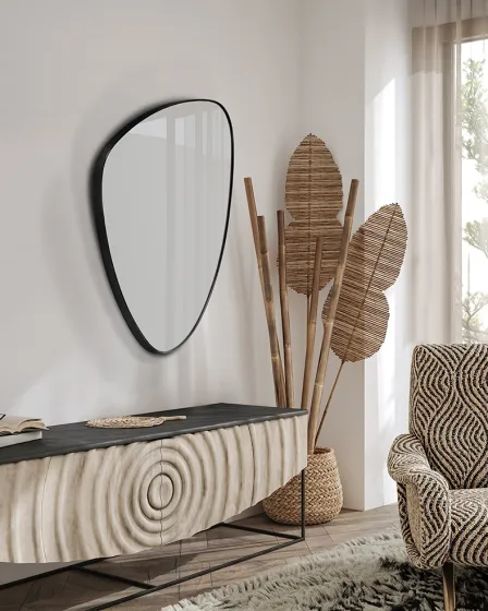 Espelho Orio triangular preto na parede acima de consola decorativa