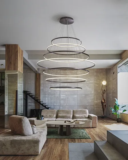 Candeeiro de teto Odessa de anéis LED suspensos sobre sala de estar moderna
