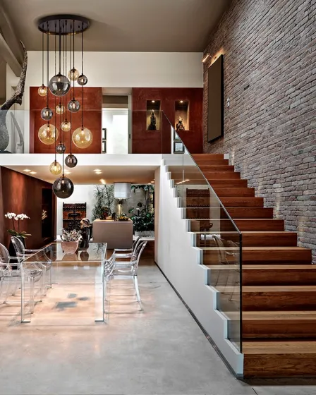 Candeeiro de teto dark grande com múltiplas esferas de vidro pendentes sobre mesa de jantar