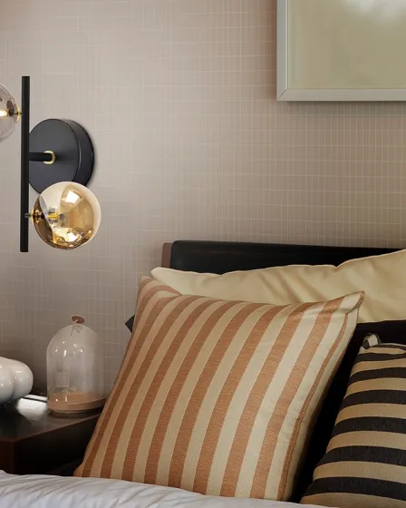 Aplique Dar 2L candeeiro de parede com dois globos de vidro, suporte preto junto à cama