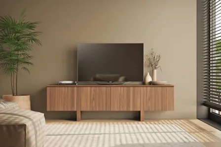 Móvel TV em madeira com três portas e pés, televisão e decoração minimalista