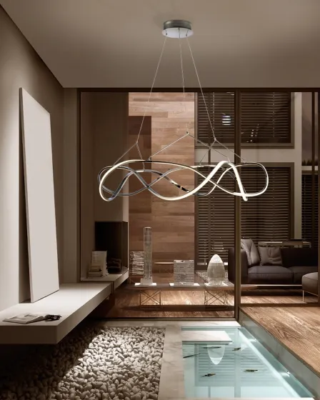 Candeeiro de teto Molly 110L dimable, fitas LED curvas suspenso numa sala moderna