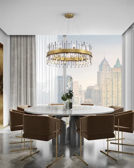 Candeeiro de teto Grace 18L dourado com cristais, sobre mesa de jantar redonda