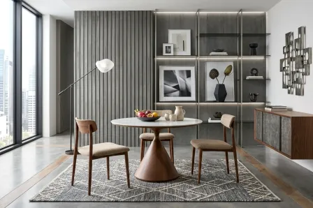 Mesa redonda Nera com tampo branco e base castanha, três cadeiras em sala moderna