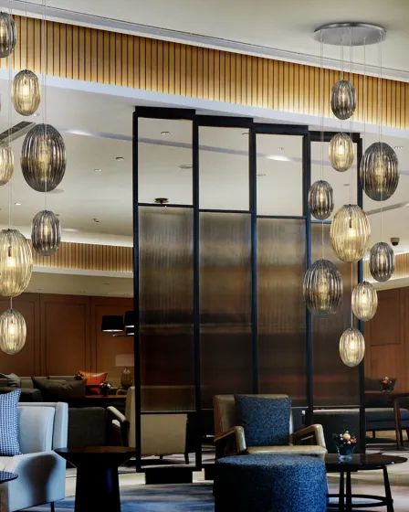 Candeeiro de teto Ovila 9L grande com nove pendentes ovais em vidro e luz quente