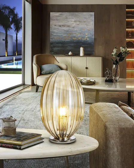 Candeeiro de mesa Ovila com cúpula oval em vidro canelado e base metálica