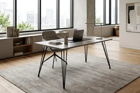 Secretária cimento com tampo cinzento e pernas metálicas finas em escritório luminoso