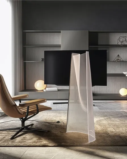 Candeeiro de pé velos cromado translúcido em sala moderna com poltrona castanha