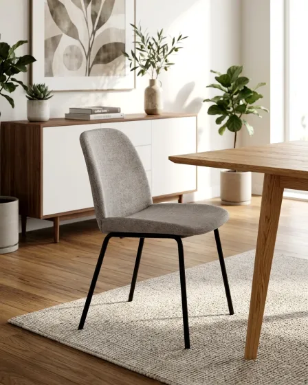 Cadeira Velino estofada cinzenta com pernas metálicas pretas junto a mesa de madeira