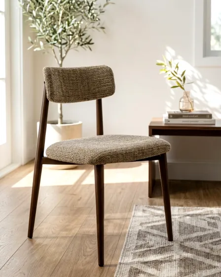 Cadeira Tanaro estofada com pernas em madeira escura e encosto curvo