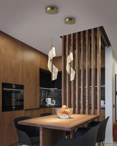 Candeeiro suspenso velas branco e dourado sobre mesa de madeira numa cozinha moderna