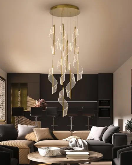 Candeeiro de teto Velas 9L em ouro com pendentes em espiral sobre sala de estar moderna
