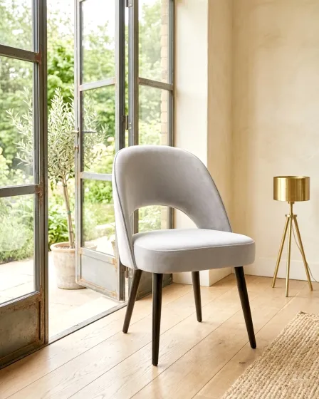 Cadeira Travil estofada cinzenta com costas curvas e pés em madeira escura