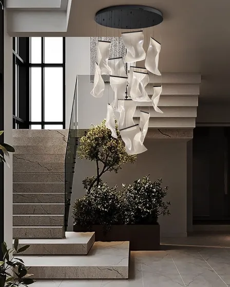 Candeeiro de teto Velos XXL com painéis brancos ondulados numa escadaria minimalista