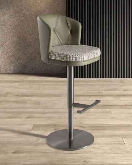 Banco de bar Narti com encosto estofado, assento xadrez e base metálica circular com apoio para pés