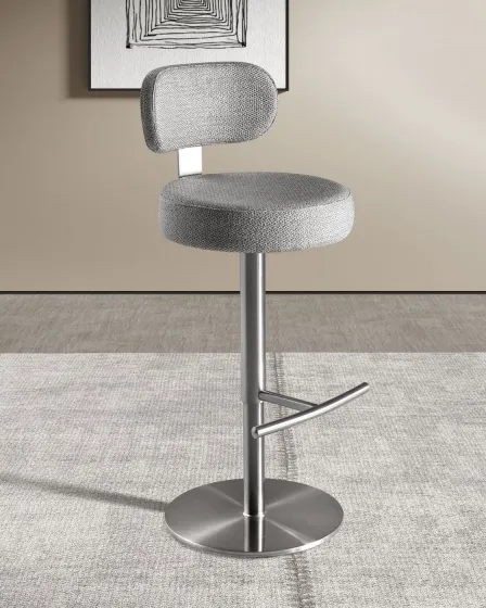 Banco de ilha Limar com assento e encosto redondos estofados cinza e base metálica