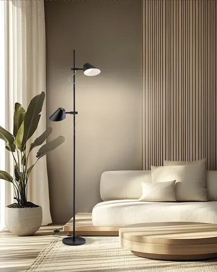 Candeeiro de pé Esino 2L preto com duas cabeças orientáveis junto a sofá