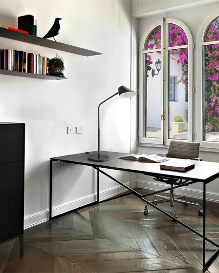 Candeeiro de mesa Esino sobre secretária moderna junto a janela arqueada