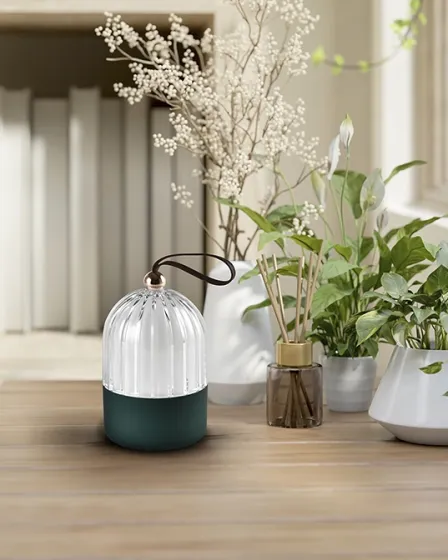 Candeeiro de mesa Chiqui portátil com cúpula de vidro canelado, base verde e alça em pele