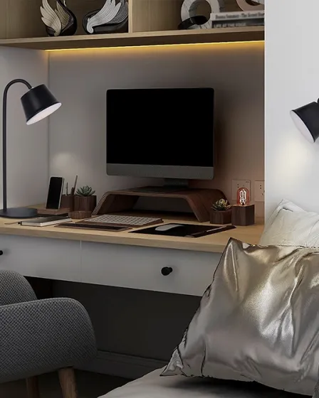 Candeeiro cuco portátil preto sobre secretária a iluminar monitor