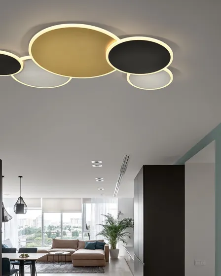 Plafon Umbra Big com discos circulares iluminados sobre sala moderna