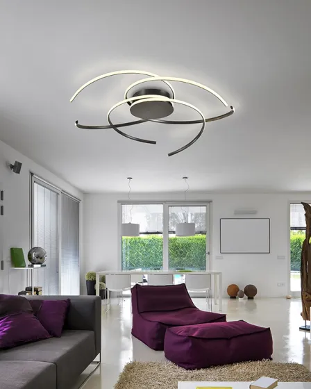 Plafon Cadence moderno em anéis LED sobre sala de estar branca e mobiliário roxo