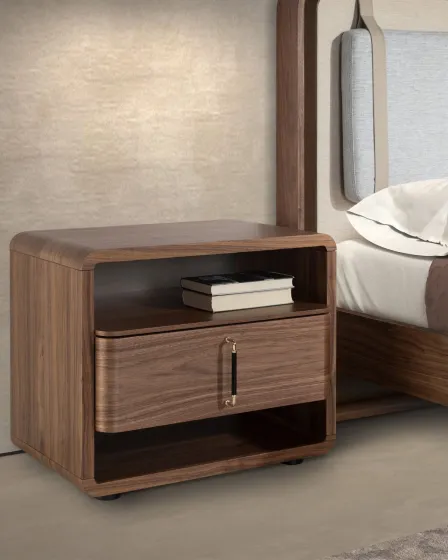 Mesa de cabeceira Niver em madeira com gaveta e prateleira aberta junto à cama