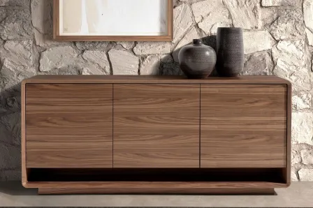 Aparador Tauro em madeira com acabamento nogueira e dois vasos decorativos