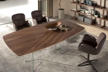 Mesa de jantar Ovar oval em madeira com base metálica e cadeiras em couro castanho