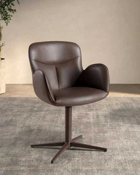 Cadeira giratória Ovar em pele castanha com braços e base em cruz