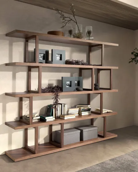 Livreiro Ovar em madeira com cinco prateleiras abertas e objetos decorativos