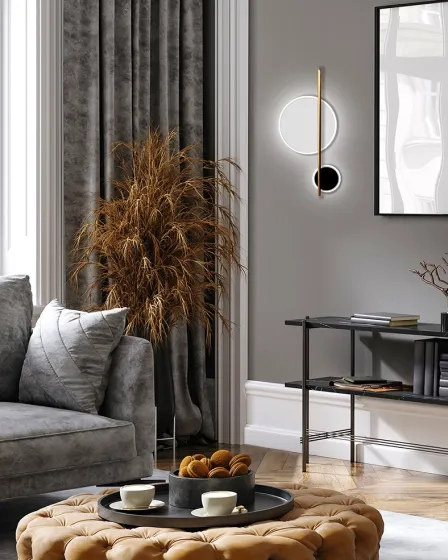 Aplique Duo de parede com haste dourada e dois discos luminosos em sala moderna