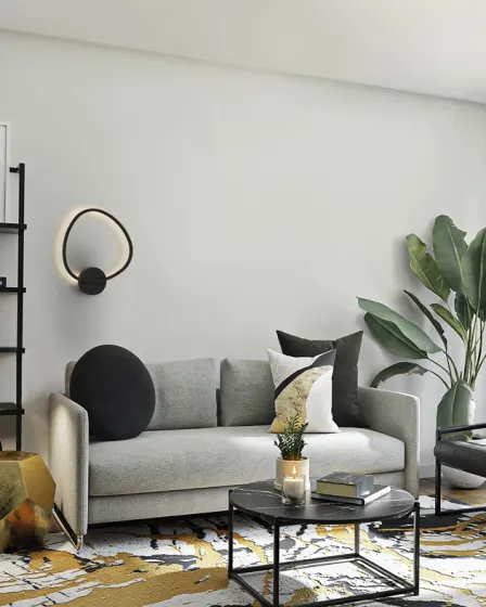 Aplique Opalis redondo em metal preto com anel luminoso montado na parede de sala