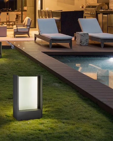 Candeeiro de jardim Matia iluminado junto à piscina no relvado