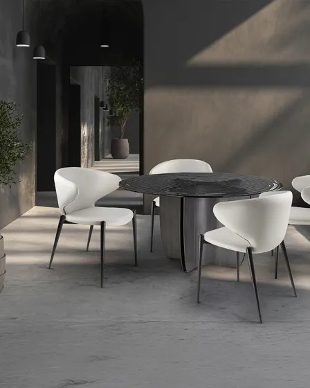 Cadeira Alize branca, quatro unidades em redor de mesa de jantar em ambiente minimalista