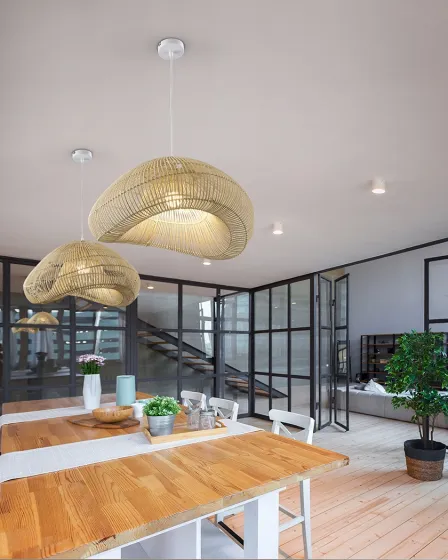 Candeeiro de teto Sabah 55 em rattan suspenso sobre mesa de madeira