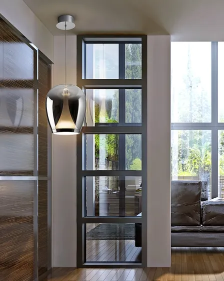 Candeeiro suspenso Suspiro D25 em vidro fumado e metal, junto à janela