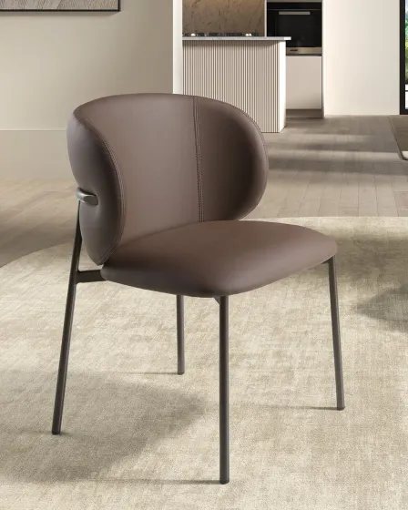 Cadeira Solti estofada castanha com costas curvas e pés metálicos finos