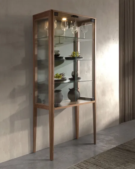 Vitrine Tauro em madeira clara com portas de vidro e prateleiras