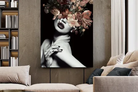 Quadro Silene — retrato monocromático de mulher com flores cobrindo o rosto