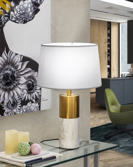 Candeeiro de mesa Lucian com base em mármore, detalhes dourados e cúpula branca