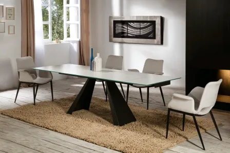 Mesa de jantar extensível Alai com tampo de vidro e base preta, cadeiras estofadas cinza