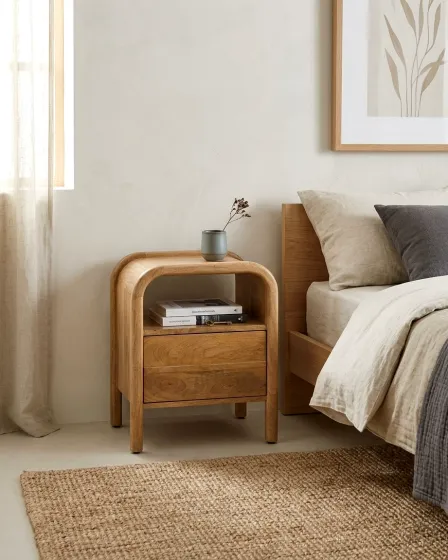 Mesa de cabeceira Nitra em madeira com cantos arredondados, duas gavetas e vaso