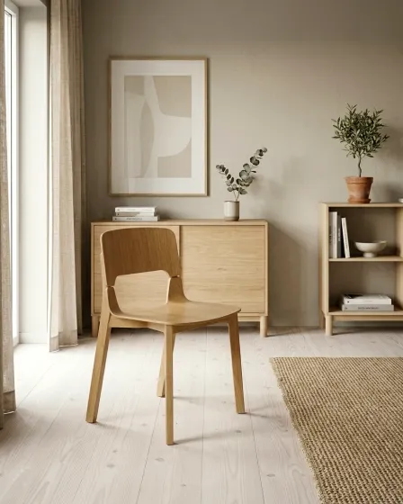 Cadeira Vitaro New em madeira clara numa sala minimalista com móveis e tapete.