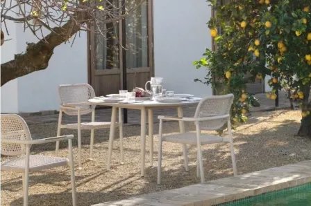 Mesa de jardim sabbia d120 com quatro cadeiras junto a piscina e limoeiro