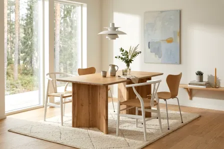 Mesa de jantar Glimar tampo cerâmica em tom claro com quatro cadeiras e vaso