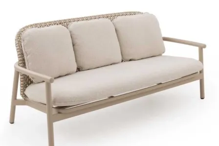 Sofá de jardim Dualis bege com três almofadas, estrutura leve e encosto trançado
