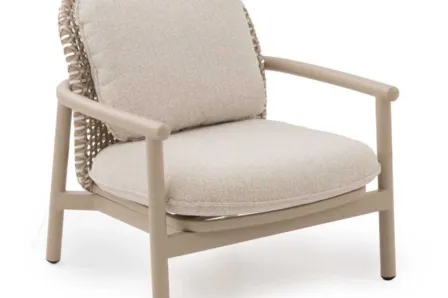 Poltrona de jardim Dualis bege com almofadões creme e costas em trançado rattan