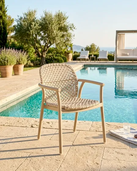 Cadeira de jardim Dualis em rattan sintético bege junto a piscina