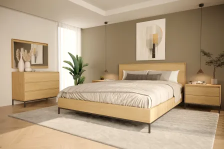 Quanto Casal Márcia, cama de madeira clara com cabeceira, abajur e planta decorativa